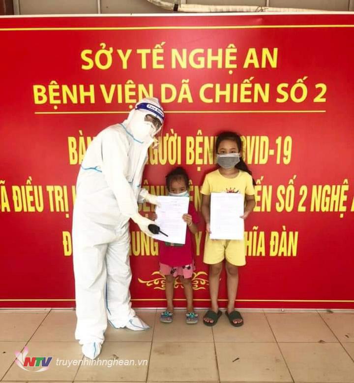 Trao giấy chứng nhận xuất viện cho bệnh nhân.
