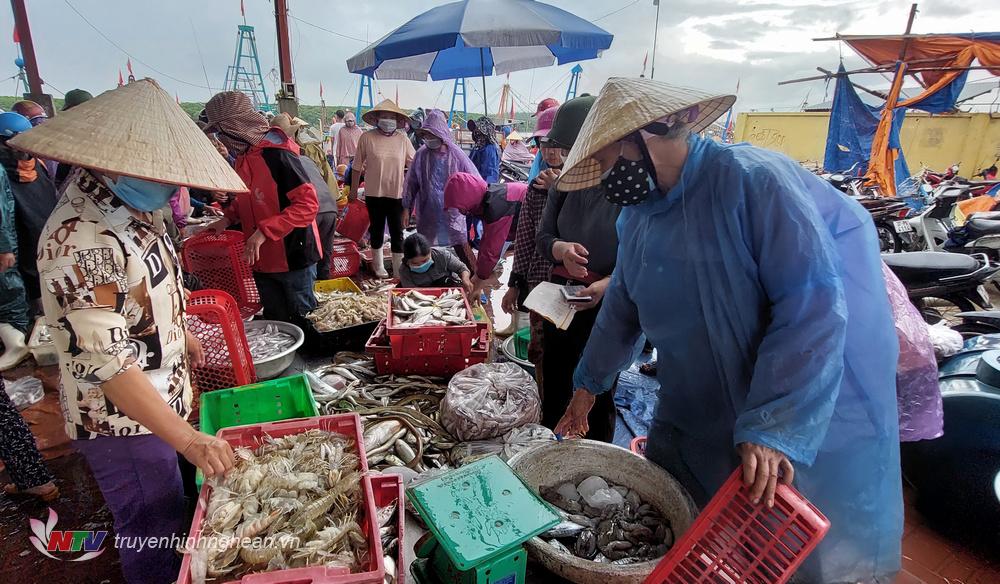 Cá được các tư thương mua bán ngay tại cảng