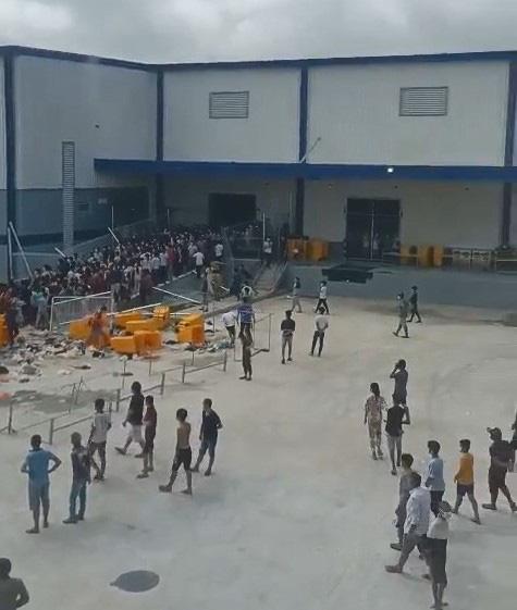 Cảnh lộn xộn khi lấy đồ ăn tại khu điều trị - Ảnh cắt từ video