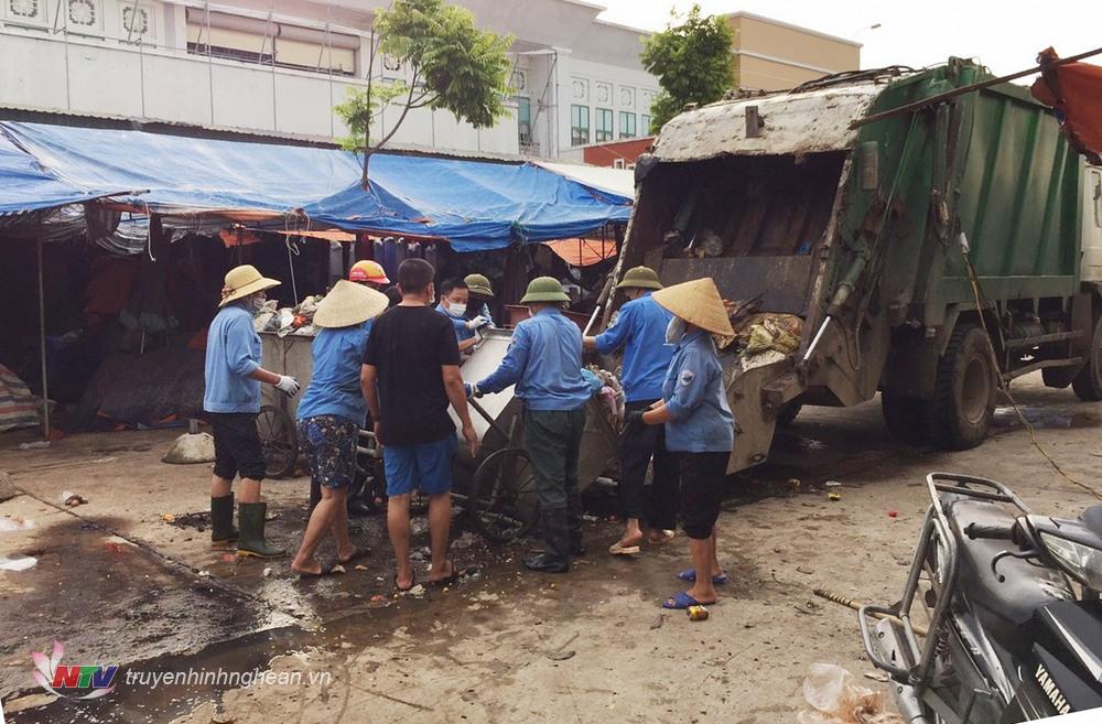 Tất cả rác thải sau mưa lụt được bốc chuyển đi nơi khác đảm bảo môi trường trong khu vực chợ Giát.