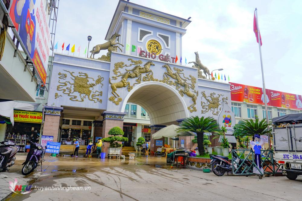 Ban quản lý chợ Giát và các Tiểu thương tập trung vệ sinh môi trường sau khi nước ngập đã rút.