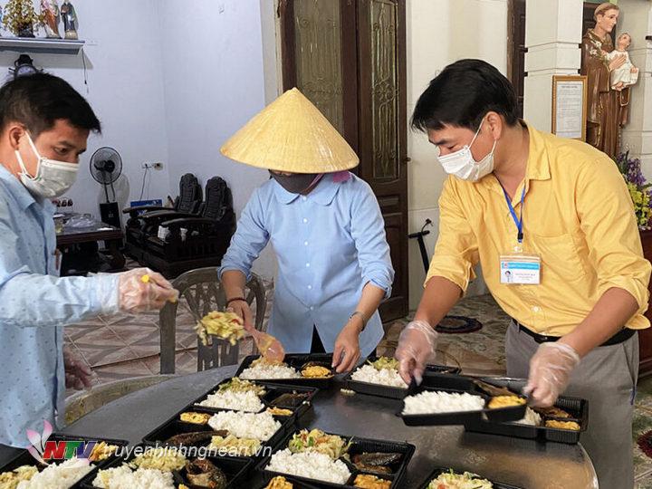 Người dân Giáo họ Đức Xuân chuẩn bị các suất cơm.