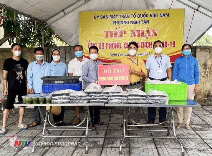 Trao các suất cơm cho UBMTTQ phường Nghi Tân để chuyển đến các chốt trực và khu cách ly.