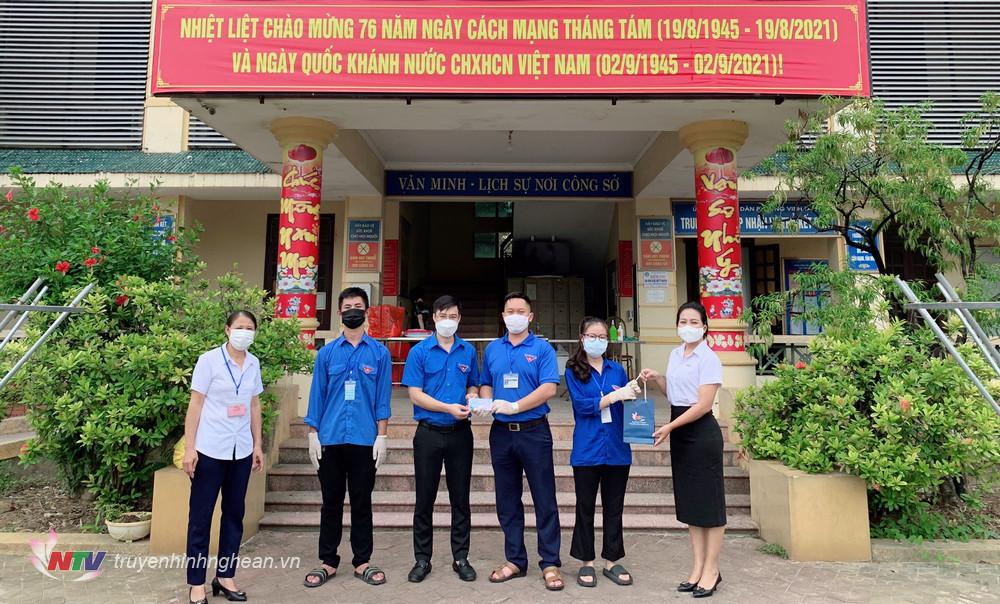 Đoàn trao quà tại phường Vinh Tân, TP Vinh.