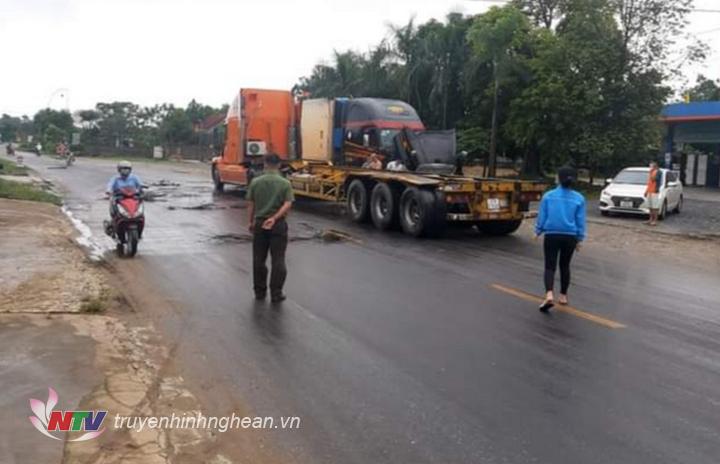 Xe đầu kéo chở bồn chứa dầu bị vỡ bồn trên đường.