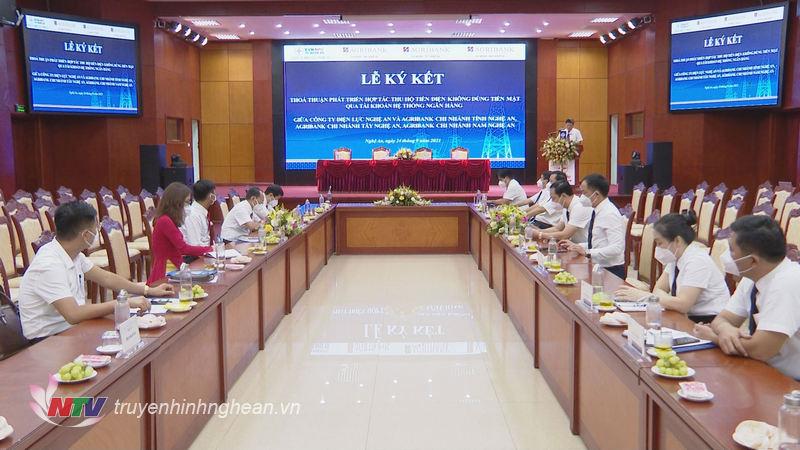 Toàn cảnh lễ ký kết.