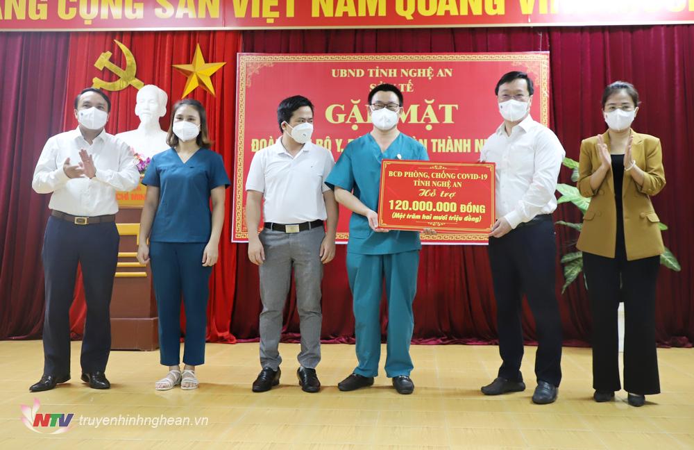 PG88 go Bắn cá UBND tỉnh Nguyễn Đức Trung trao hỗ trợ của Ban chỉ đạo phòng, chống dịch Covid-19 tỉnh cho đoàn y, bác sỹ.