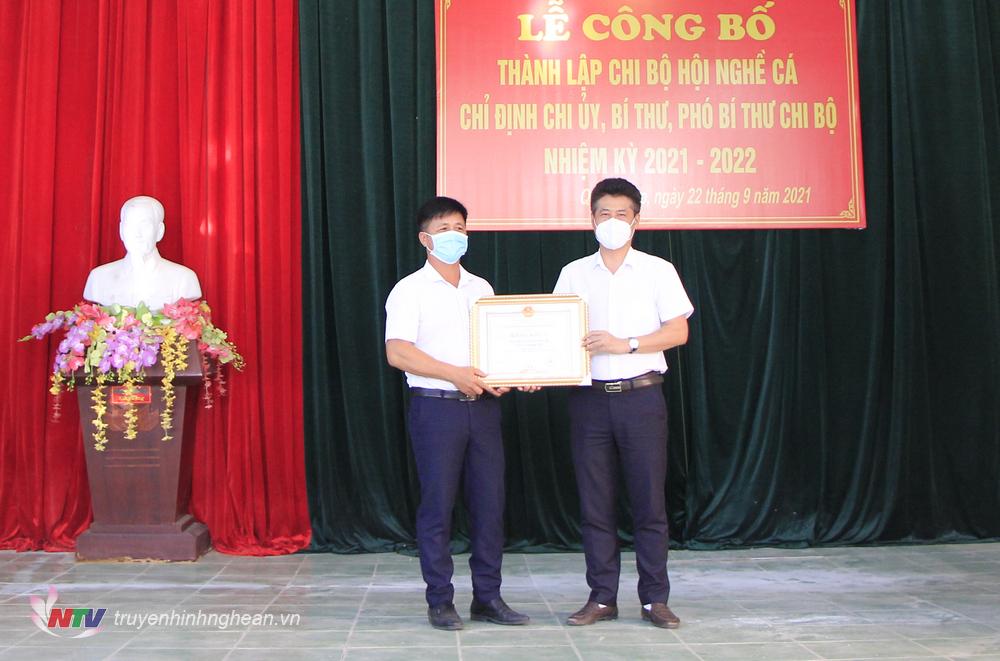 Bí thư Thị uỷ Hoàng Mai trao bằng khen của UBND tỉnh cho