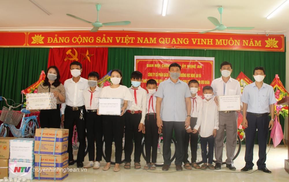 Trao tặng sách vở và đồ dùng học tập cho học sinh