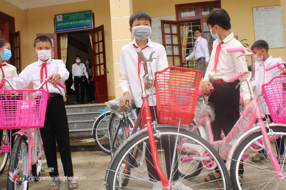 Niềm vui của học sinh khi đón nhận những món quà ý nghĩa, thiết thực đầu năm học mới.