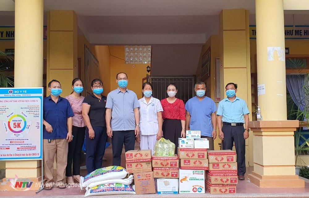 Lãnh đạo huyện tặng quà cho khu cách ly.