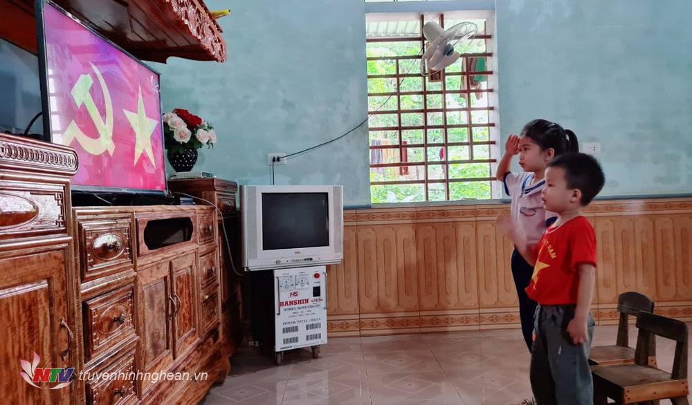 Sáng nay 5/9, hơn 34.000 học sinh huyện Nghĩa Đàn dự lễ khai giảng trực tuyến qua sóng truyền hình.