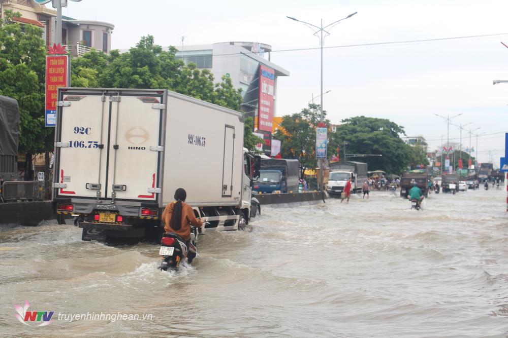 Các phương tiện gặp khó khi lưu thông qua đây.