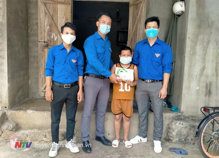 Trao quà tiếp sức cho học sinh có hoàn cảnh khó khăn trên địa bàn.