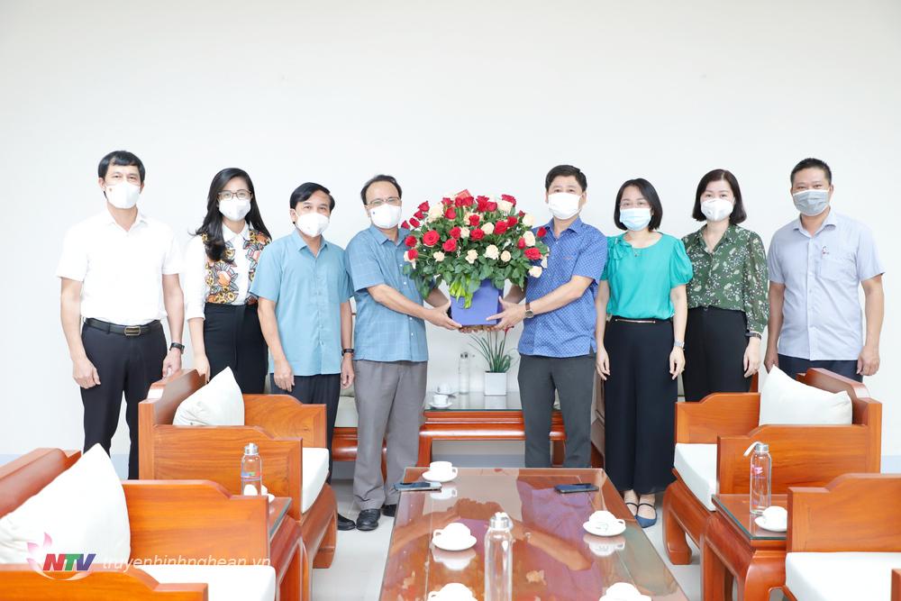 Thường trực HĐND tỉnh tặng hoa chúc mừng Đài PTTH PG88 go Bắn cá.