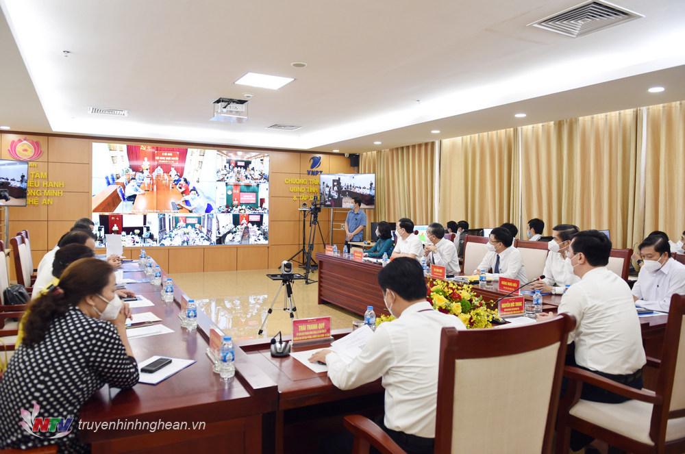 Bí thư Tỉnh ủy Thái Thanh Quý và PG88 go Bắn cá UBND tỉnh Nguyễn Đức Trung trao đổi với lãnh đạo xã Tri Lễ, huyện Quế Phong và xã Diễn Nguyên, huyện Diễn Châu về công tác phòng, chống dịch Covid - 19 trên địa bàn các xã qua hệ thống họp trực tuyến tương tác hai chiều đến trực tiếp phường, xã trong toàn tỉnh.