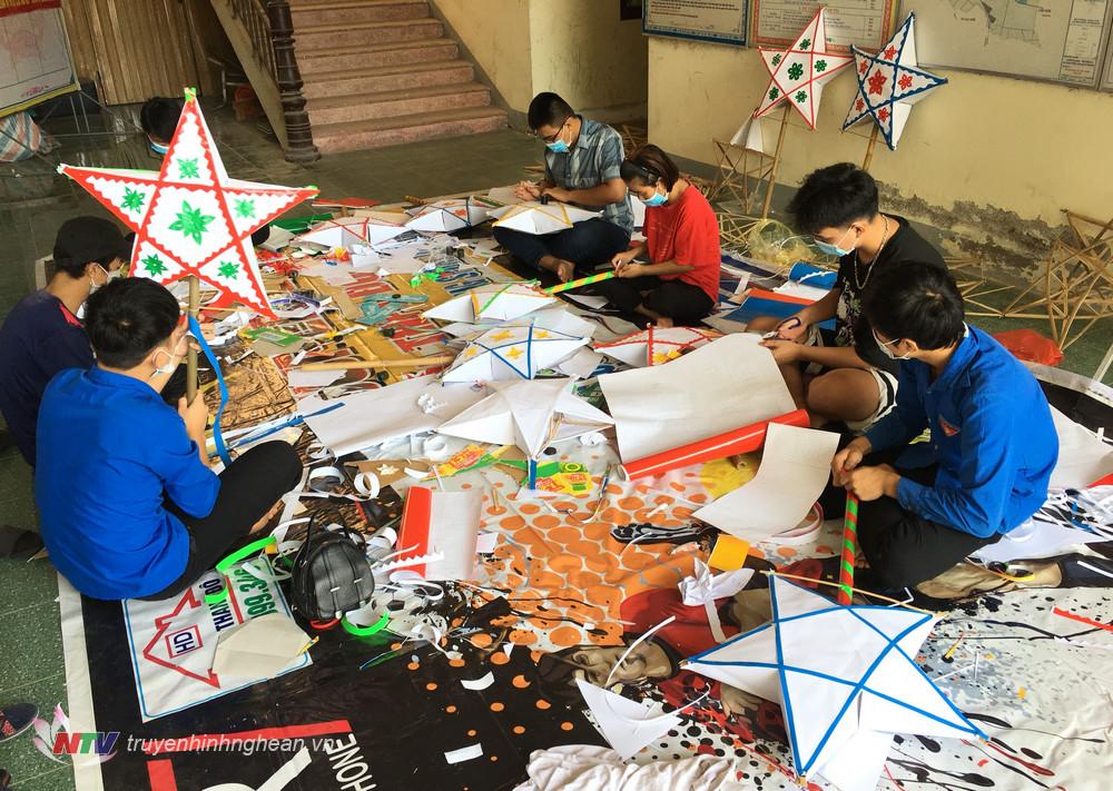 1.Các bạn đoàn viên thanh niên xã Yên Sơn- Đô Lương dịp này làm 30 chiếc đèn ông sao để tặng các em nhỏ.