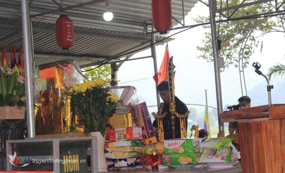 Thầy mo tiến hành nghi lễ cúng.