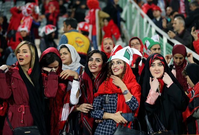 Sau hơn 40 năm, phụ nữ tại Iran đã có thể tới các sân vận động để xem môn thể thao vua, điều mà họ từng gần như bị cấm hoàn toàn.