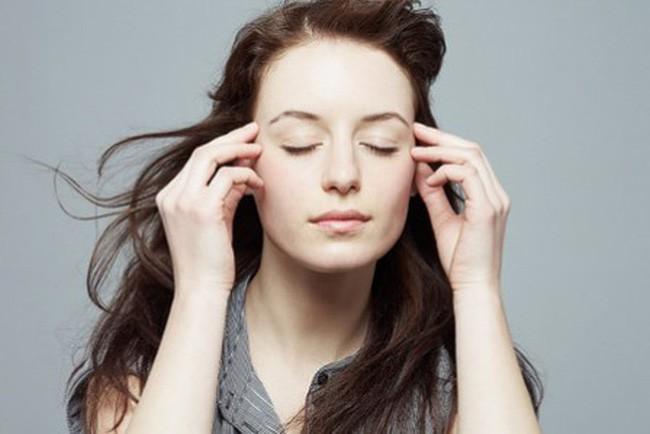 Để mắt nghỉ ngơi: Hãy để mắt nghỉ ngơi khoảng 20 giây sau khi nhìn vào màn hình điện thoại trong 20 phút. Sau đó đưa tầm mắt ra xa, nhìn vào một đồ vật cách đó khoảng 6-10m. Làm như vậy sẽ giúp cơ mắt bạn thư giãn.