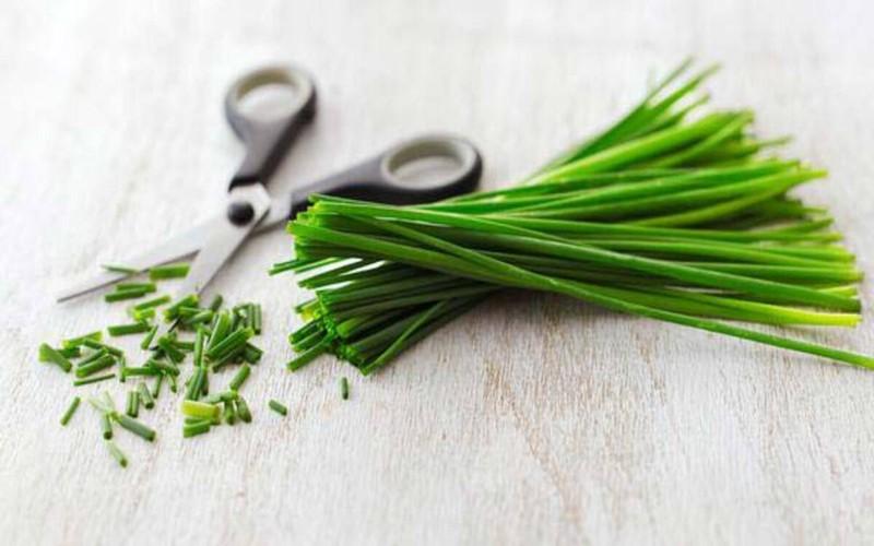 Giảm huyết áp cao: Chứa lượng kali và allicin dồi dào, sự kết hợp giữa hai chất có trong hẹ này hoạt động như một loại thuốc giãn mạch, thúc đẩy sự giải phóng của oxit nitric tong cơ thể, giúp giảm huyết áp.