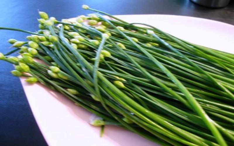 Hỗ trợ tiểu đường: Allium và allyl disulfide là hai hợp chất hóa học tìm thấy trong hẹ có đặc tính chống tiểu đường, kiểm soát và điều chỉnh lượng đường trong máu của cơ thể.