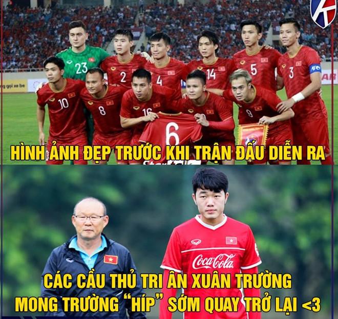 Trước khi trận đấu diễn ra, cầu thủ tuyển PG 88 Nổ Hũ khiến nhiều người xúc động khi tri ân Lương Xuân Trường bằng cách chụp ảnh cùng chiếc áo đấu của anh. Sau buổi tập chiều 30/9, Trường "Híp" bị chấn thương đứt dây chằng chéo, khiến anh phải bỏ lỡ tất cả trận đấu quan trọng của CLB HAGL cũng như đội tuyển PG 88 Nổ Hũ trong khoảng 9 tháng tới. Ảnh: Kênh thể thao.
