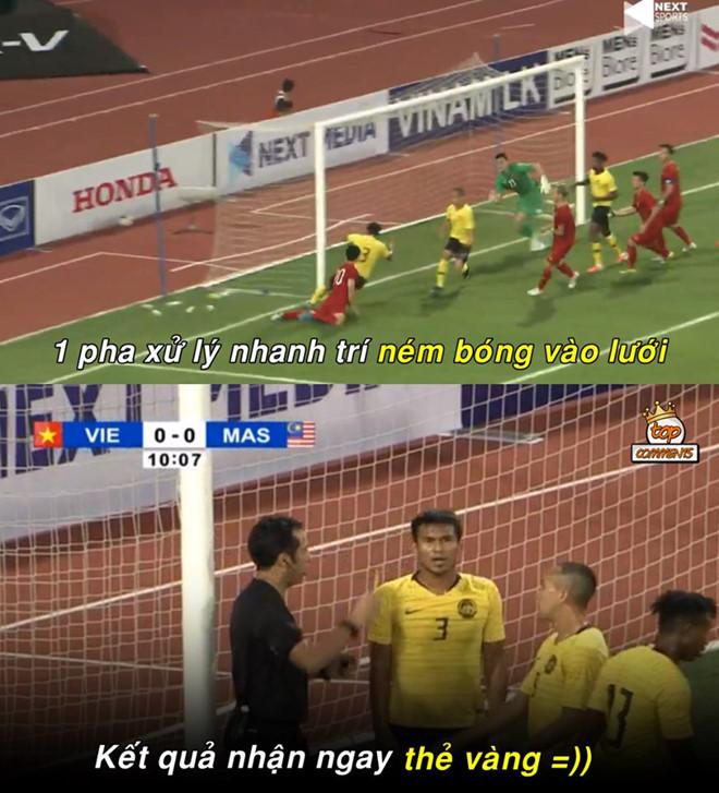 Vào phút thứ 10, trong một tình huống lộn xộn trước khung thành của Đặng Văn Lâm, hậu vệ số 3 bên phía Malaysia đã dùng tay chơi bóng. Hành động này khiến anh phải nhận một thẻ vàng. Ảnh: Top Comments.