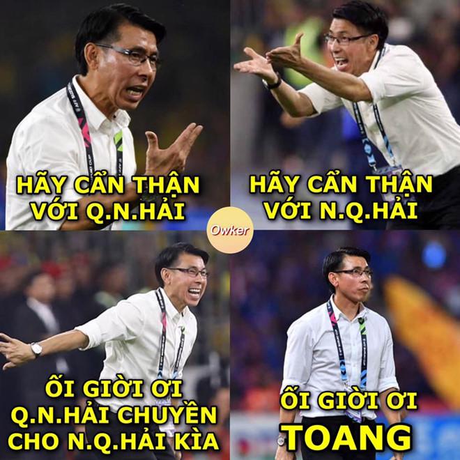 Với biểu cảm hài hước của Hải "Con" sau khi ghi bàn, nhiều dân mạng nhanh chóng gọi anh chàng bằng biệt danh mới là "thánh cà khịa". Hết hiệp một, tỷ số là 1-0 nghiêng về thầy trò HLV Park Hang-seo. Ảnh: Kênh thể thao.