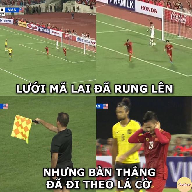 18 phút sau, từ pha thoát xuống của Quang Hải, lưới của đội tuyển Malaysia đã rung lên. Tuy nhiên, trọng tài biên đã căng cờ báo hiệu Hải "Con" rơi vào thế việt vị. Ảnh: Fandom Owker.