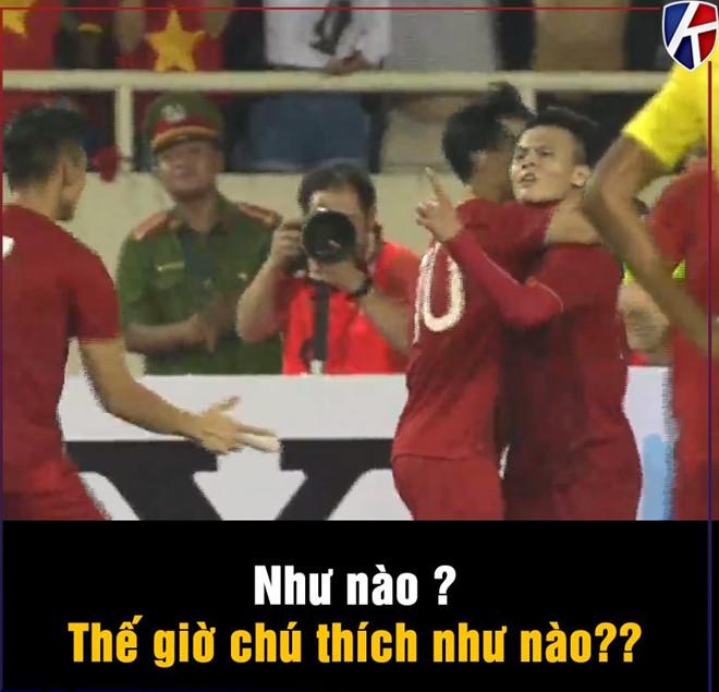 Với biểu cảm hài hước của Hải "Con" sau khi ghi bàn, nhiều dân mạng nhanh chóng gọi anh chàng bằng biệt danh mới là "thánh cà khịa". Hết hiệp một, tỷ số là 1-0 nghiêng về thầy trò HLV Park Hang-seo. Ảnh: Kênh thể thao.
