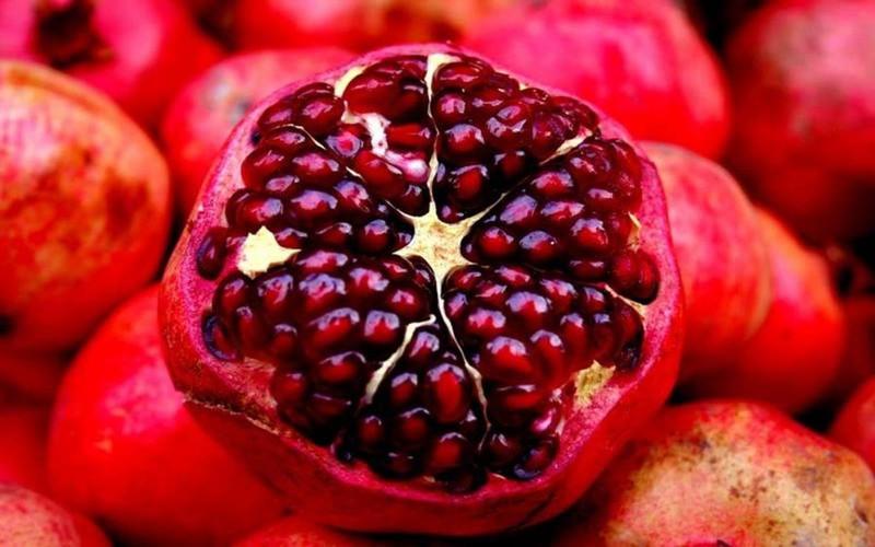 Lựu là một trong những loại trái cây phổ biến giàu chất sắt và vitamin C. Ăn lựu giúp cải thiện lưu lượng máu trong cơ thể và lựu cũng rất hiệu quả trong điều trị các triệu chứng thiếu máu như chóng mặt, mệt mỏi