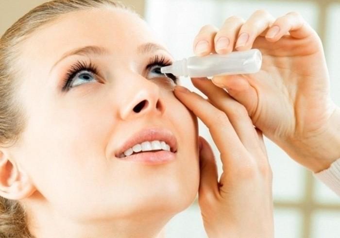 Nhỏ nước muối sinh lý: Một cách khác để bảo vệ đôi mắt của bạn là nhỏ nước muối sinh lý. Khi nào cảm thấy mỏi mắt, khô mắt thì có thể nhỏ mắt bằng nước muối sinh lý để làm giảm khô và kích ứng mắt.