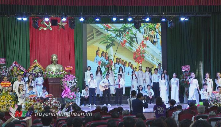 Tiết mục văn nghệ do sinh viên Khoa Sư phạm Ngoại ngữ biểu diễn.