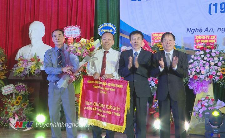 Lãnh đạo Đại học Vinh tặng bức trướng nhân kỷ niệm thành lập khoa.