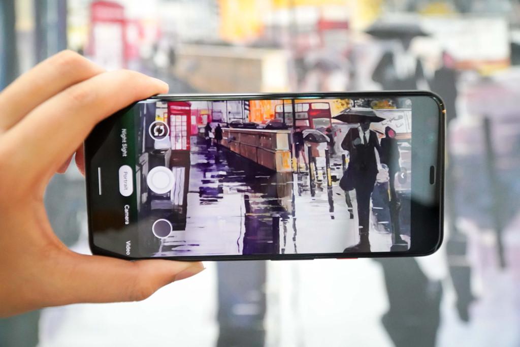Google cho biết họ đã chọn ống kính tele thay vì siêu rộng vì nghĩ khách hàng sẽ sử dụng nó nhiều hơn. The Verge cho rằng, lợi thế của Google đến từ AI, vì thế chất lượng camera trên thiết bị cho ra tốt, hình ảnh chân thực. Camera của máy đi kèm nhiều tính năng như Super Res Zoom giúp cải thiện khả năng phóng to mà không làm giảm chất lượng hình ảnh, Nightsight có thể phơi sáng lên đến 16 giây... 