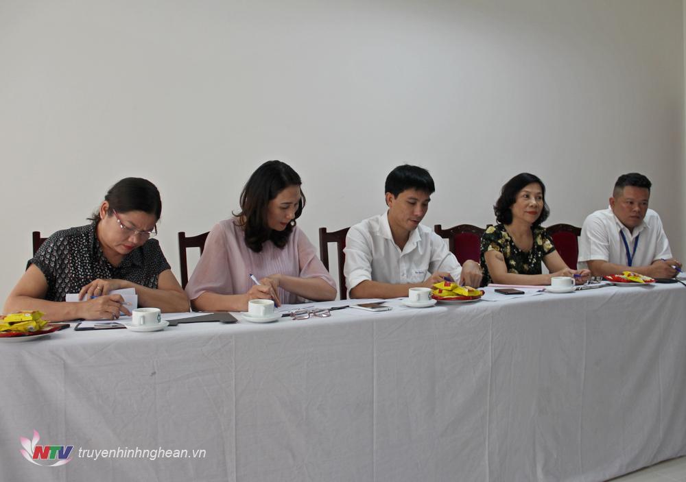 Tiểu ban giám khảo phát thanh.