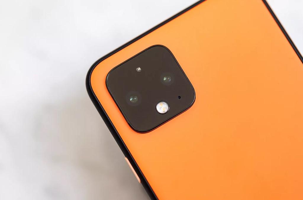 Cuối cùng, Google đã trang bị camera kép lên Pixel thế hệ tiếp theo. Cụ thể, Pixel 4 và Pixel 4 XL có một camera chính 16 MP và một camera tele 12 MP. Cụm camera kép được đặt trong hình vuông. Thiết kế này khá giống với camera trên thế hệ iPhone 11 của Apple.