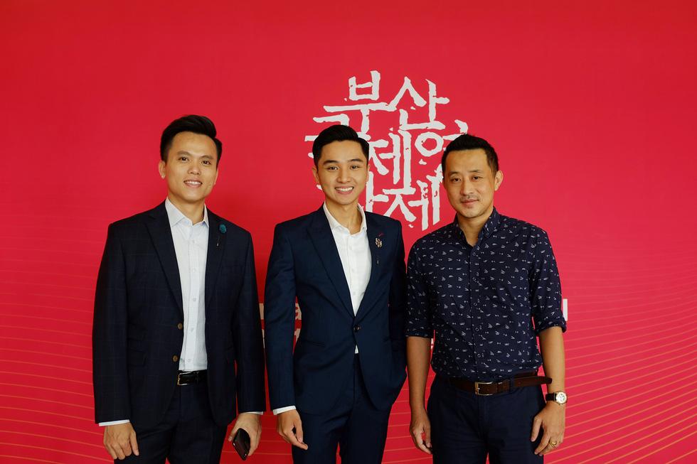 Êkíp Bắc Kim Thang giao lưu với khán giả Hàn Quốc tại Busan gồm (từ trái qua): nhà sản xuất Hoàng Quân, diễn viên Trịnh Tài và chuyên gia hậu kỳ Đào Duy Hưn
