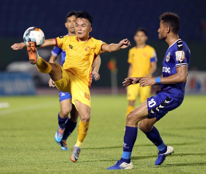 Thanh Hóa (áo vàng) tranh suất trụ hạng không có sự phục vụ của các ngoại binh.