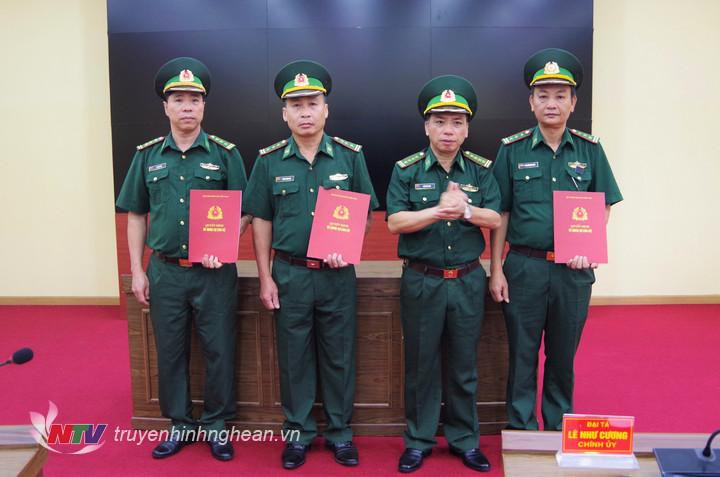 Đại tá Trần Hải Bình, Ủy viên Ban chấp hành Đảng bộ tỉnh, Chỉ huy trưởng BĐBP PG88 go Bắn cá trao quyết định của Bộ Quốc phòng cho các cán bộ được thăng quân hàm, nghỉ chờ hưu.