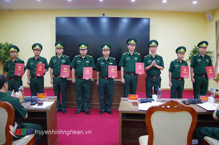 Trao Quyết định cho các cán bộ được bổ nhiệm