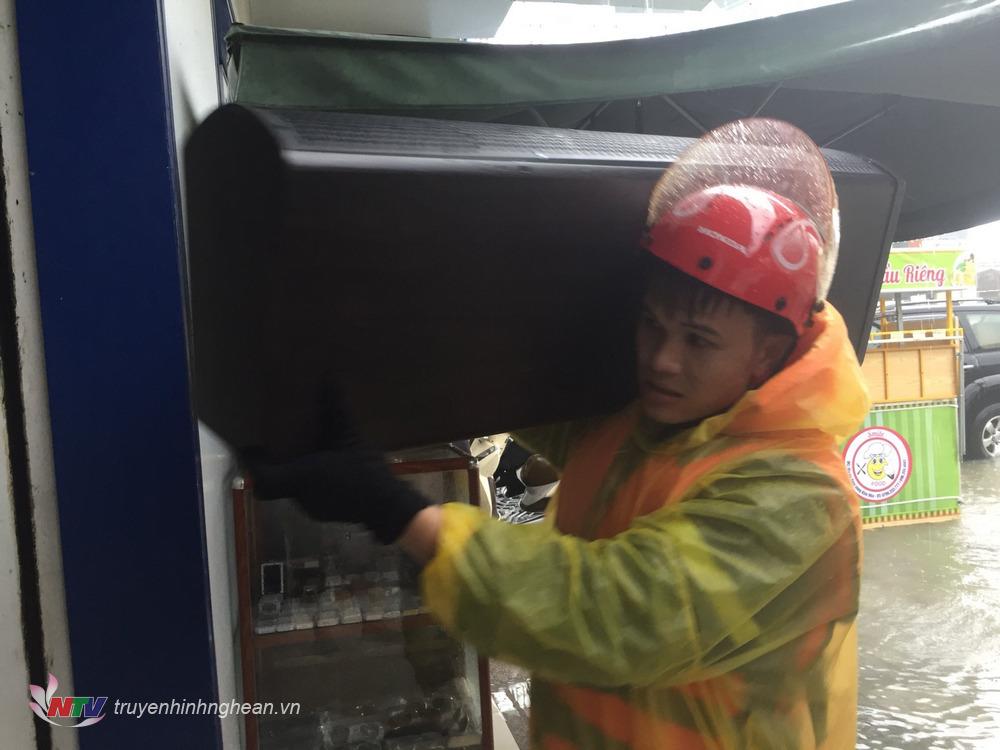 Hỗ trợ tiểu thương chợ Vinh di dời tài sản khỏi nơi ngập nước.