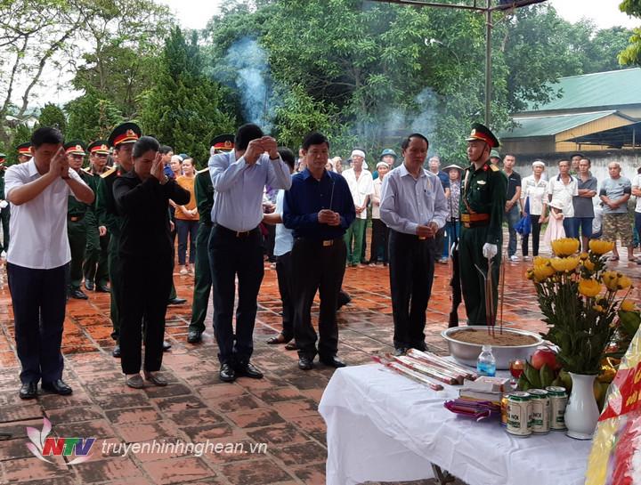 Lãnh đạo huyện đặt vòng hoa, dâng hương liệt sỹ.