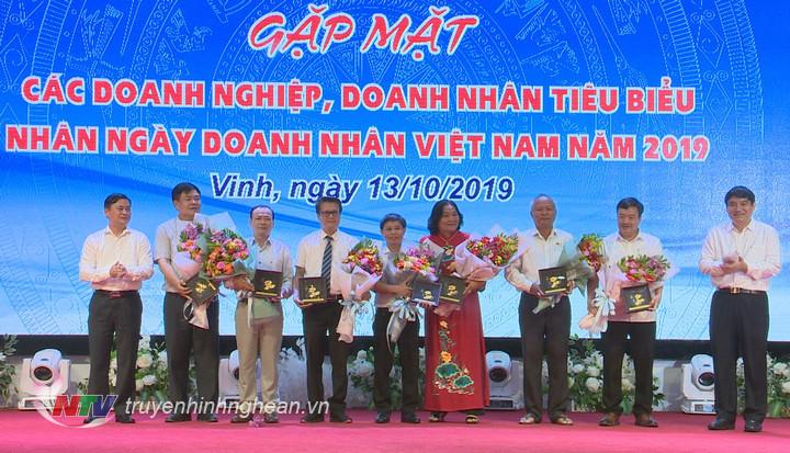 Lãnh đạo tỉnh tặng hoa chúc mừng các hiệp hội doanh nghiệp trên địa bàn tỉnh.
