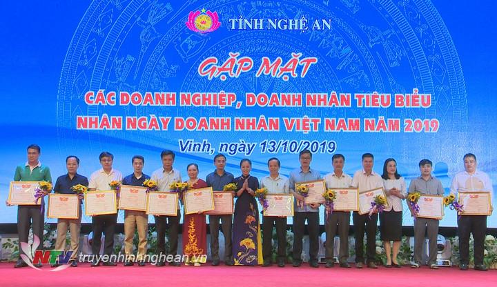 Tặng Bằng khen cho các doanh nghiệp có nhiều đóng góp tích cực cho công tác an sinh xã hội, xóa đói giảm nghèo trên địa bàn tỉnh. 