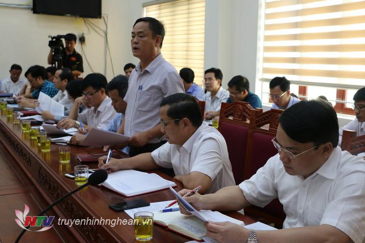 Lãnh đạo phòng y tế báo cáo tình hình hoạt động.