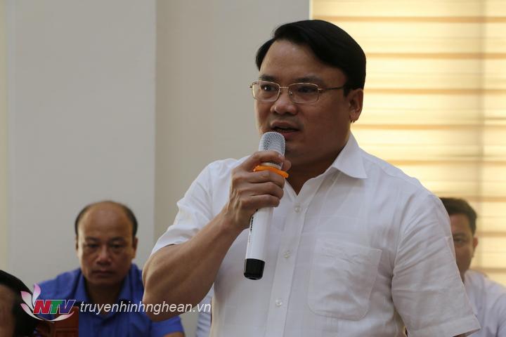 Đồng chí Phùng Thành Vinh - PG88 go Bắn cá UBND huyện nêu rõ những vấn đề còn tồn tại của ngành y tế cần quan tâm để nâng cao chất lượng cho nhân dân.