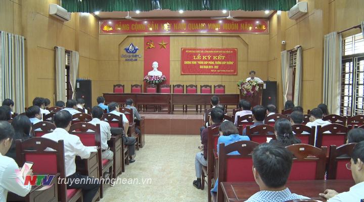 Toàn cảnh lễ ký kết.