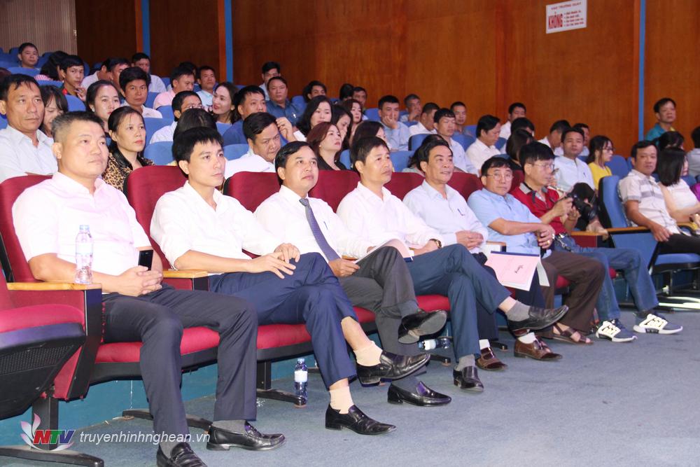 Các đại biểu tham dự.